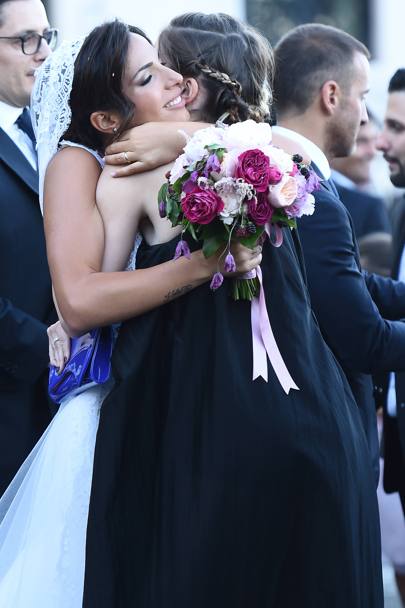 L’abbraccio della sposa con la compagna di Daniele De Rossi, l’attrice Sarah Felberbaum(Olycom)
